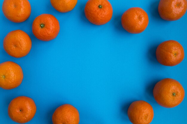 Mandarinen auf dem blauen Hintergrund.