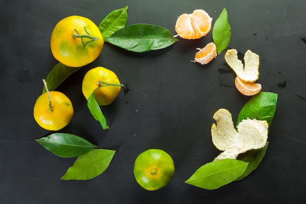 Mandarinen auf einem schwarzen Hintergrund