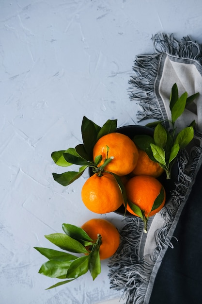 Mandarinen auf grauer Oberfläche.