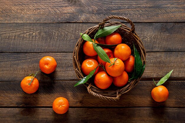 Mandarinen frische Mandarinen Clementinen mit Blättern auf Holzhintergrund Draufsicht Kopierraum