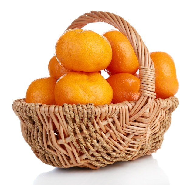 Mandarinen im Korb isoliert auf weiß