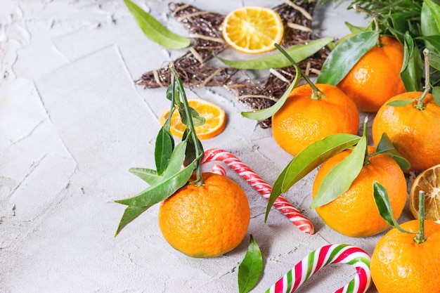 Mandarinen im Weihnachtsdekor