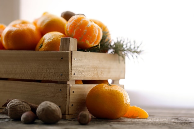 Mandarinen in Holzkiste, auf alten Holztisch, Nahaufnahme