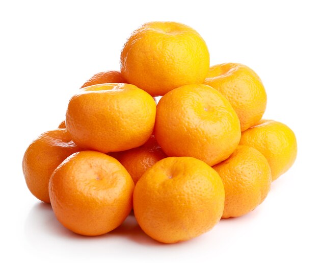 Mandarinen isoliert auf weißer Oberfläche