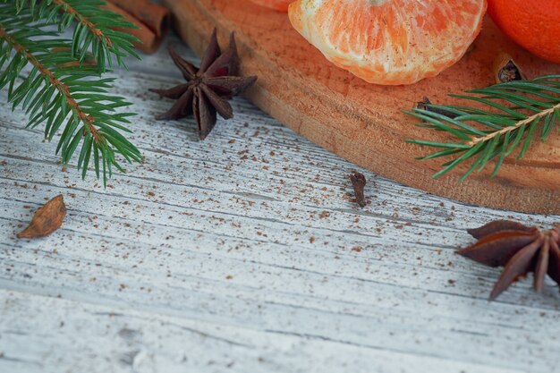 Mandarinen (Mandarinen), Gewürze und Tannenzweige.