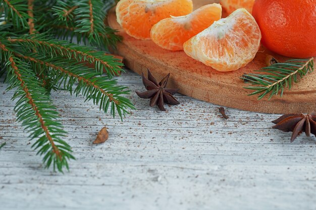 Mandarinen (Mandarinen), Gewürze und Tannenzweige.