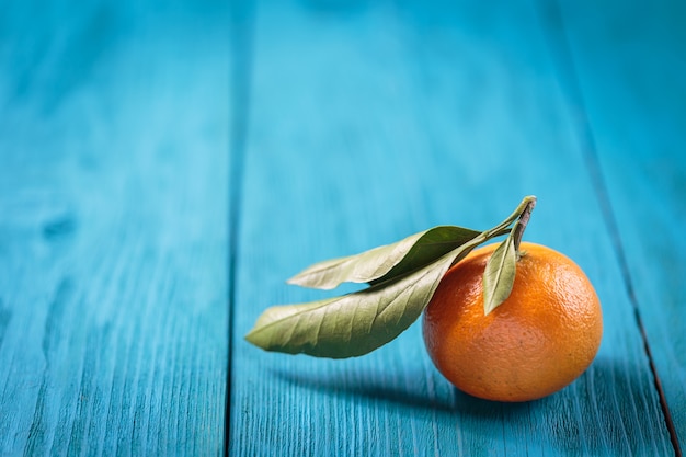 Mandarinen mit Blättern auf dem Tisch