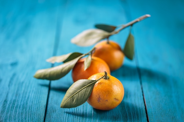 Mandarinen mit Blättern auf dem Tisch