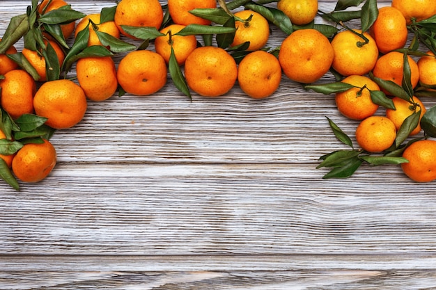 Mandarinen mit grünen Blättern