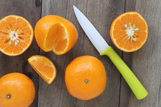 Mandarinen und Acryl Messer gelegt