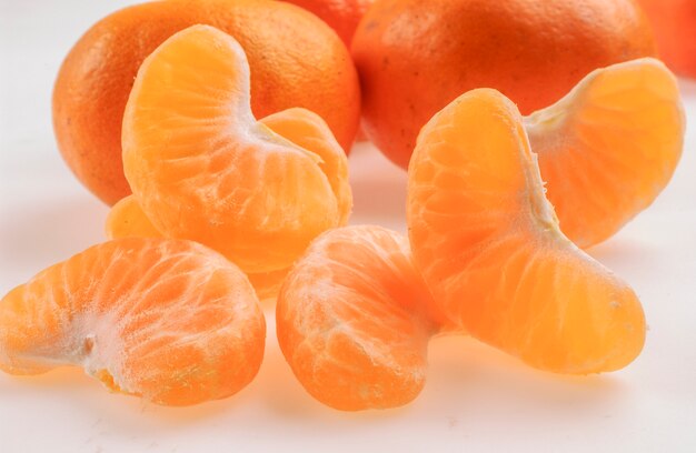 Mandarinenfrucht auf weißem Hintergrund. Brasilianische Agrarindustrie.
