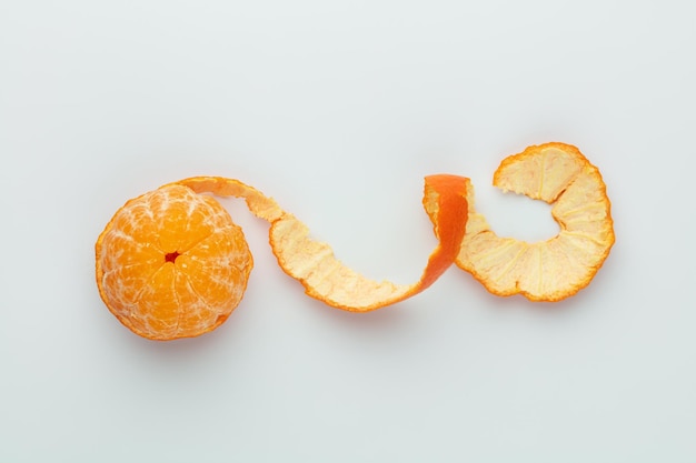 Mandarinenfrüchte oder Mandarinen isoliert auf weißem Hintergrund. Frisches Mandarinenmuster.