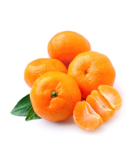 Mandarinenhaufen isoliert. Mandarinen, Clementine, Orangen. Tropische Früchte.