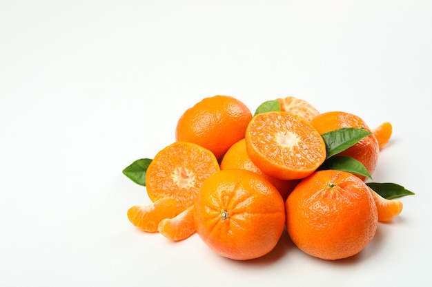 Mandarinenhaufen mit Blättern auf weißem Hintergrund