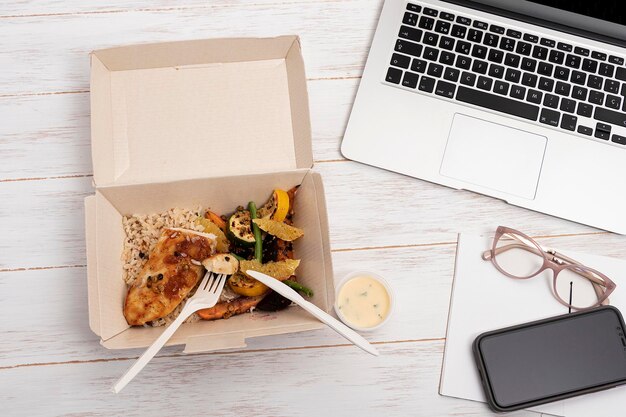 Mandarinenhuhn im Büro zu Hause mit Laptop-Computer