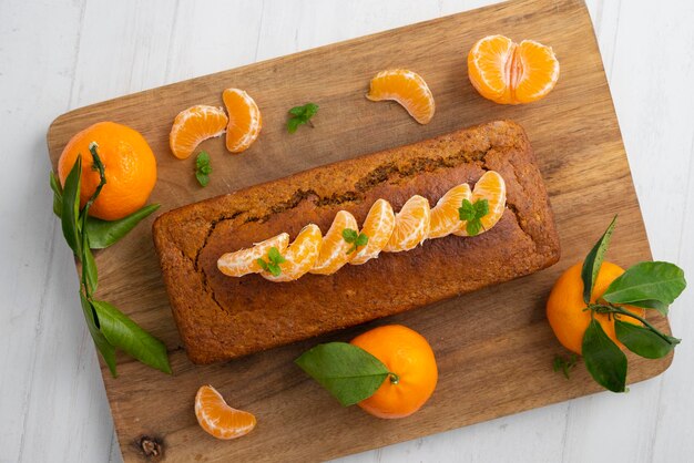 Mandarinenkuchen mit frischen Früchten.