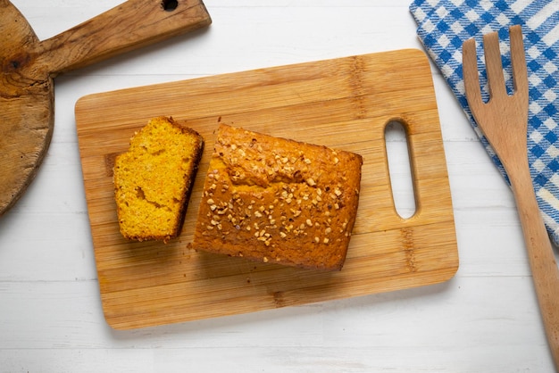 Mandarinenkuchen mit frischen Früchten.