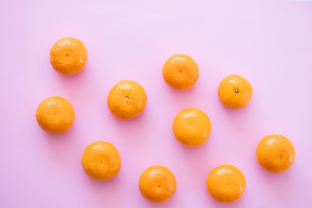 Mandarinenorange auf einem rosa Hintergrund