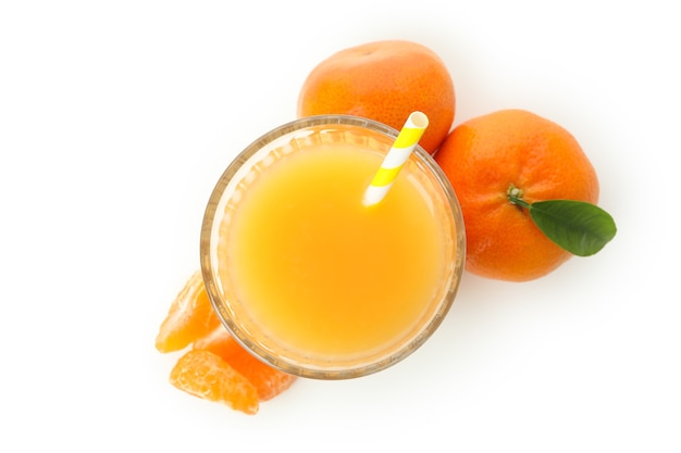 Mandarinensaft und Zutaten auf weißem Hintergrund