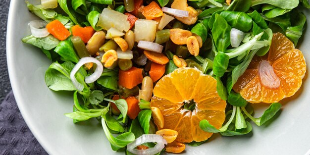 mandarinensalat zitrusgrüne blätter bioprodukt frische gesunde mahlzeit essen snack