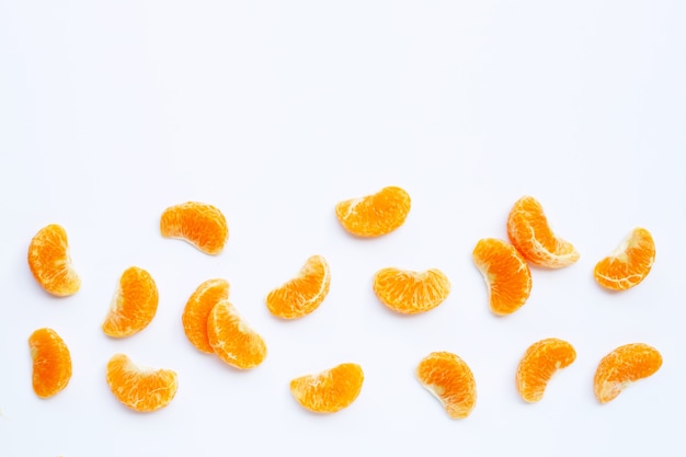 Mandarinensegmente, frische Orange lokalisiert auf weißem Hintergrund. Ansicht von oben