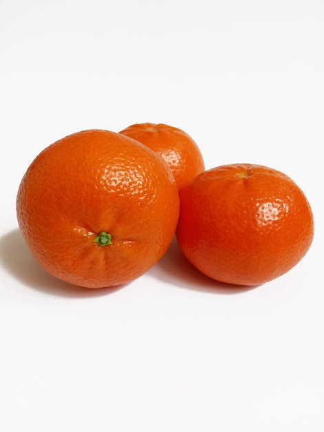 Mandarins em um fundo branco