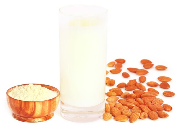 Mandel mit Milch auf weißem Hintergrund
