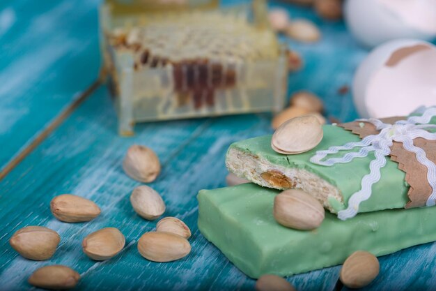 Mandel-Turron mit Pistazienschokolade auf einer Holzoberfläche. Nahaufnahme