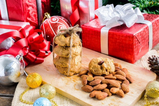 Mandelgebäck und festliche Dekoration, Weihnachten und neues Jahr auf Tabelle