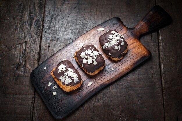 Mandelkuchen der süßen Schokolade auf Holztisch