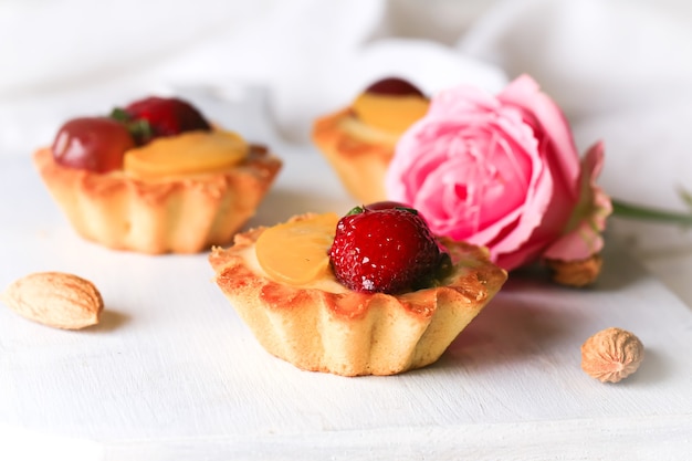 Mandelkuchen mit Erdbeeren auf weißem Hintergrund selektiver Weichzeichner