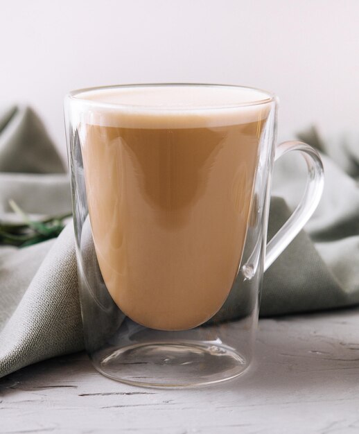 Mandelmilch Latte in einem Glas