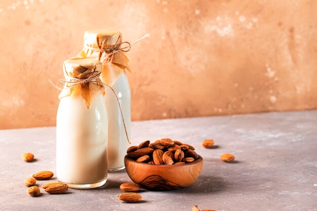 Mandelmilch mit Mandeln auf braunem Tisch