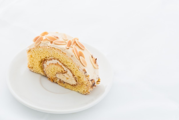 Mandelrollenkuchen auf weißem Teller