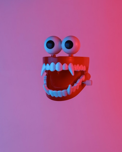 La mandíbula del monstruo flotando en el aire aislada en la luz de neón azulada objetos levitantes concepto minimalista de halloween