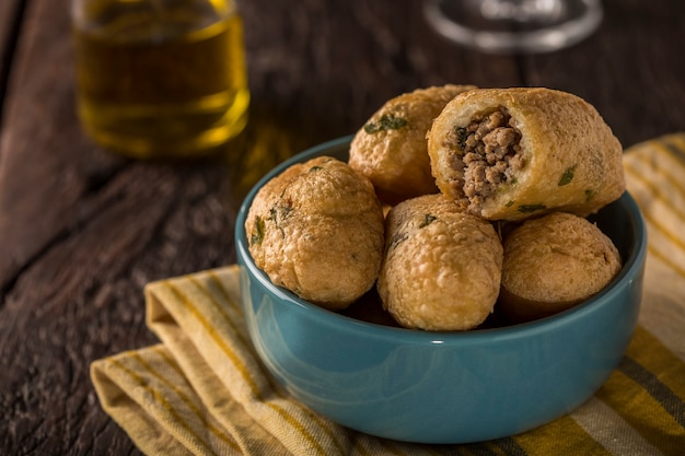 Mandioca Cake Brasilianischer Snack aus Maniok-Teig und gefüllt mit Fleisch