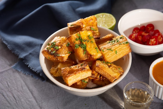 Mandioca frita uma comida de cozinha brasileira lanche latino Yucca yuca manioca sticks