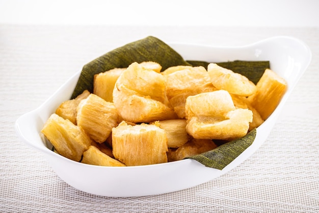 Mandioca frita con verduras y salsas un bocadillo típico brasileño servido en restaurantes y bares