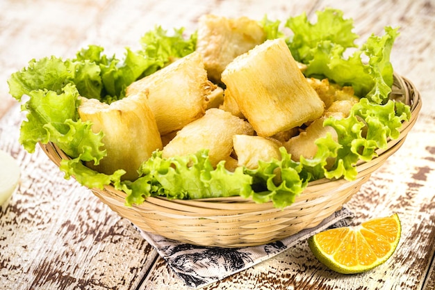 Mandioca frita con verduras y salsas un bocadillo típico brasileño servido en restaurantes y bares