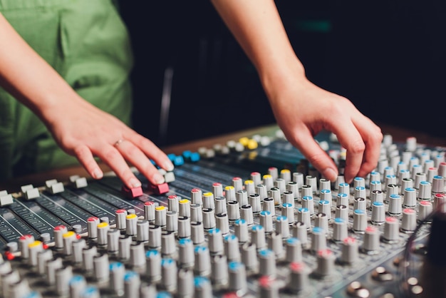 Foto el mando a distancia del mezclador para la grabación de sonido ingeniero de sonido en el trabajo en el estudio amplificador de sonido consola de mezcla ecualizador grabación de canciones y voces mezcla de pistas equipo de audio trabajo con músicos dj