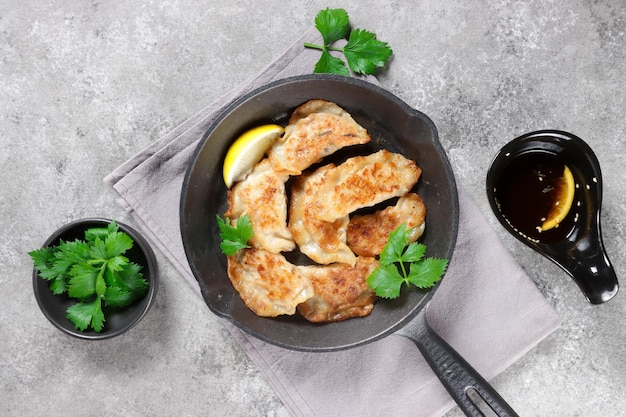 Mandu é bolinho coreano servido com molho doce e picante coreano.