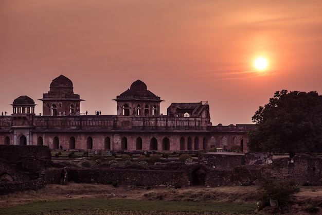 Mandu India, afghanische Ruinen des islamischen Königreichs, Moscheendenkmal und moslemisches Grab. Bunter Himmel am Sonnenaufgang.