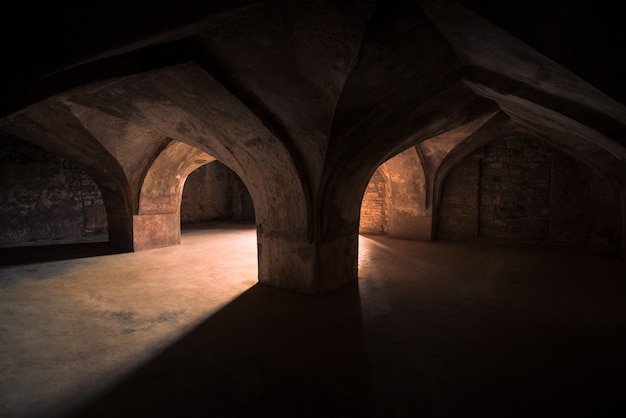 Mandu India, ruínas afegãs do reino do Islã, interior do palácio, monumento da mesquita e tumba muçulmana.