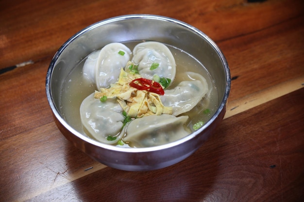 Foto manduguk é uma sopa tradicional coreana que apresenta bolinhos como ingrediente-chave