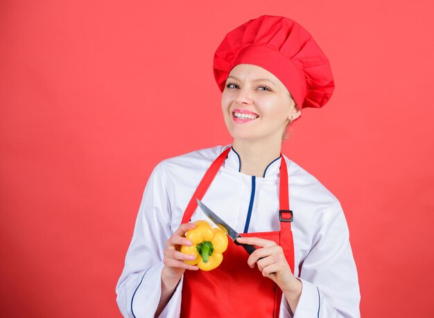 Maneiras de cortar alimentos como profissional Conceito de habilidades de faca Escolha a faca adequada Noções básicas de culinária Melhores facas para comprar Tenha cuidado ao cortar Cortar legumes como chef Mulher chef profissional segura faca afiada