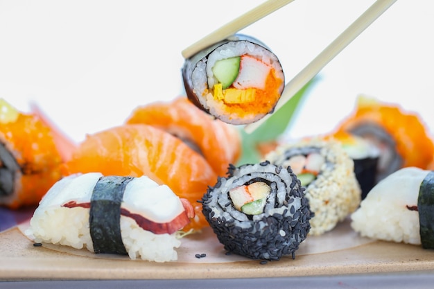 Manejar palillos de sushi roll.