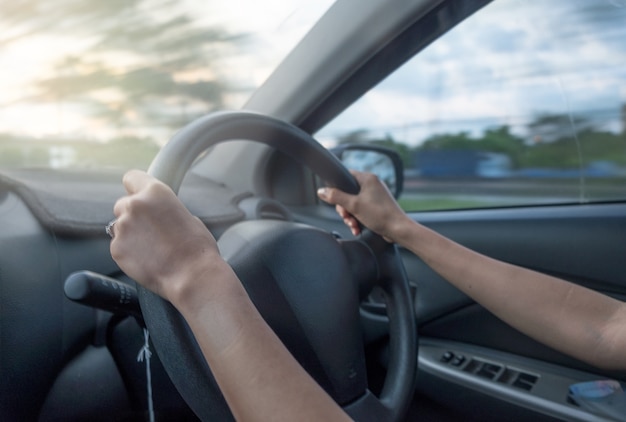 Manejar el volante está en movimiento