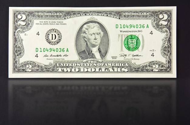 Manejo de efectivo de billetes dos dollaraorusskih dignidad