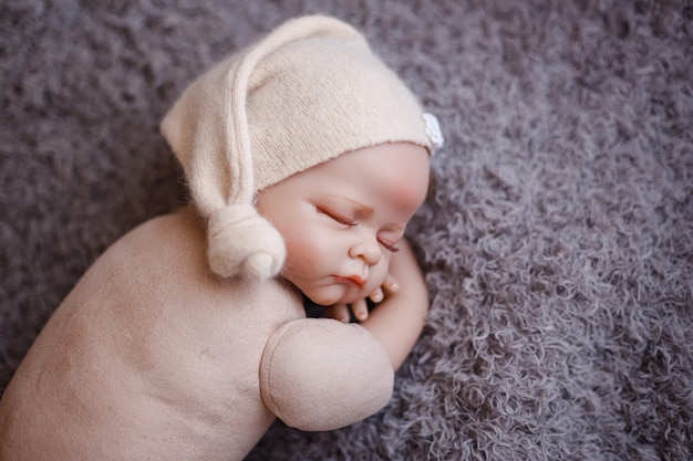 Manequim de bebê recém-nascido perto para praticar em fotografia de recém-nascidos