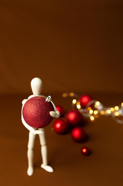 Manequim de madeira com presentes, fundo de natal